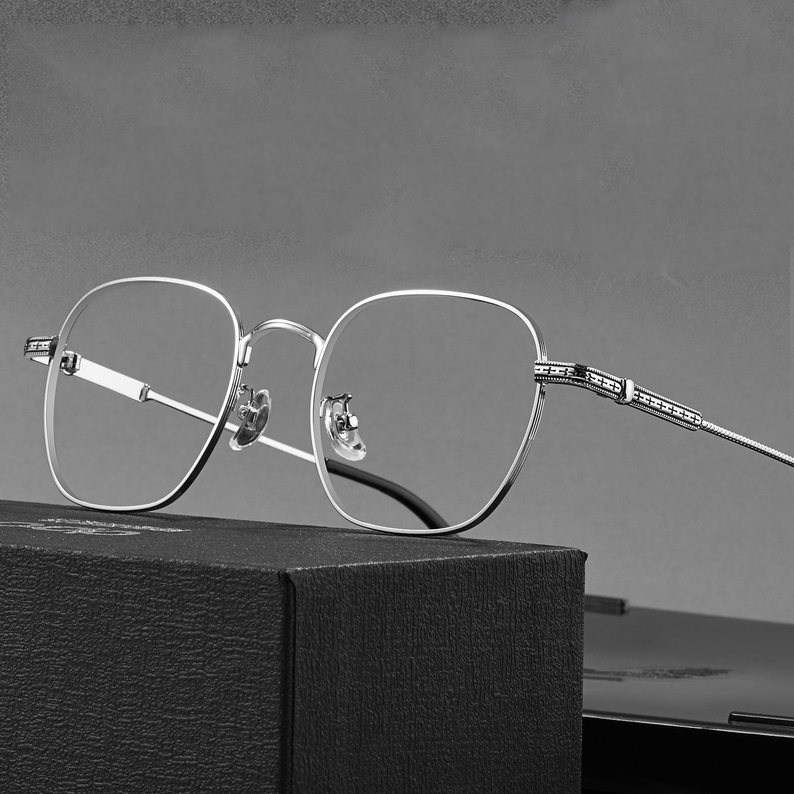 08008 Unieke oude bril van geborsteld aluminium