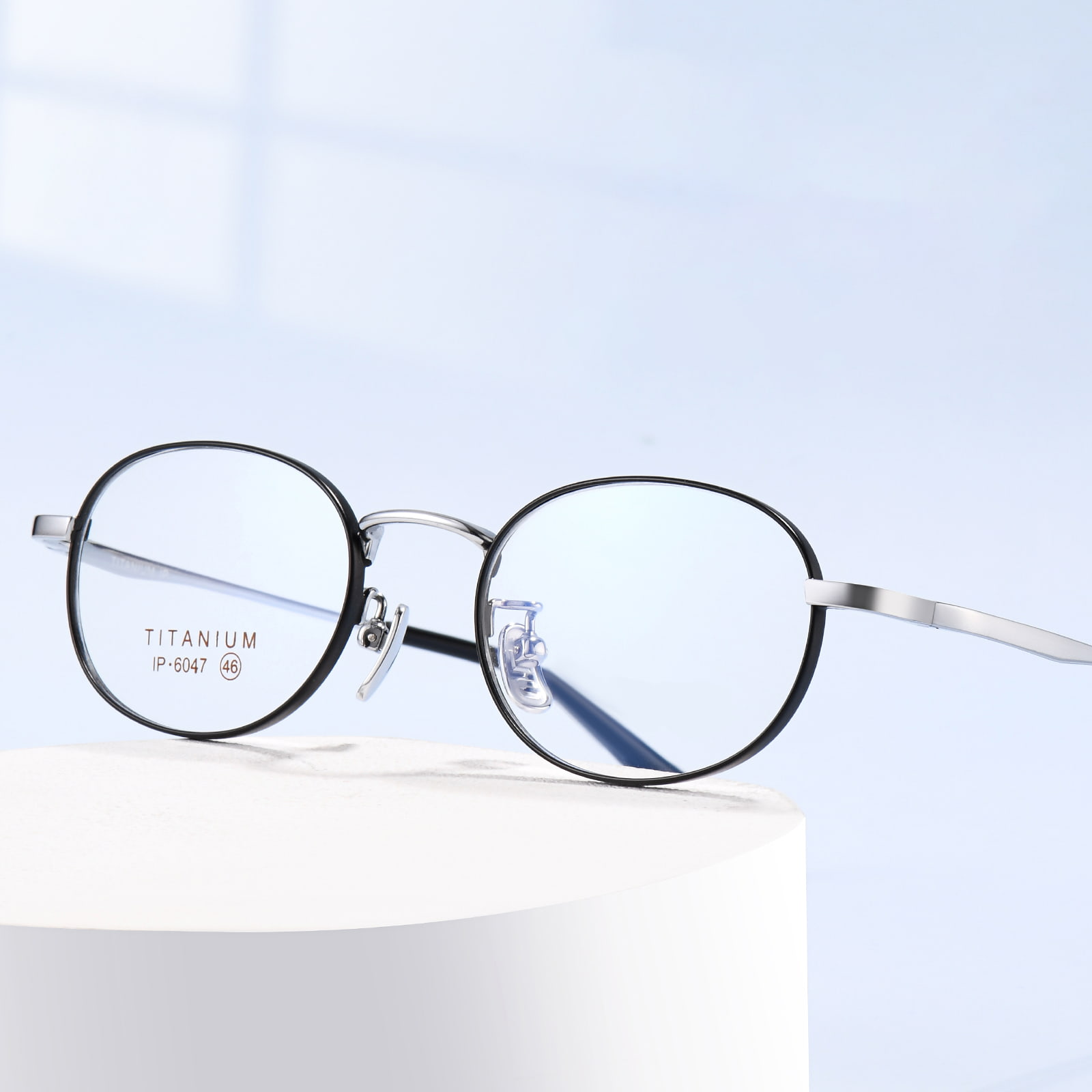 6047 Prachtige, niet-allergene bril van puur titanium met brede rand