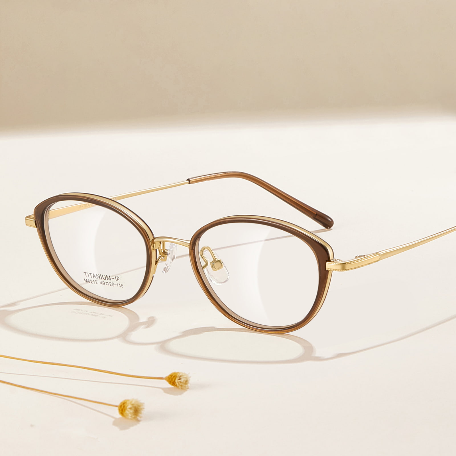 M6212 Bril met brede rand en zachte curve β-titanium